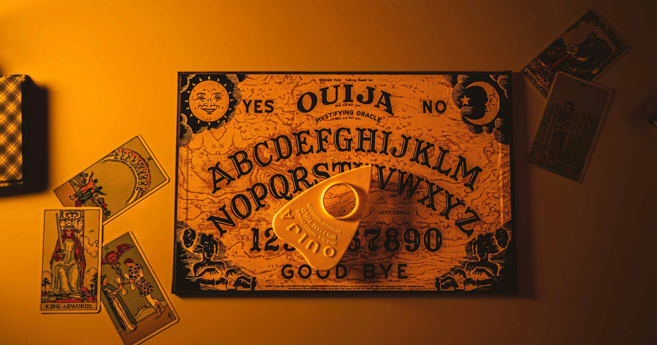 paizontas-me-ena-ouija-board-to-epitrapezio-pou-metatrapike-se-pinaka-epikoinonias-me-pnevmata