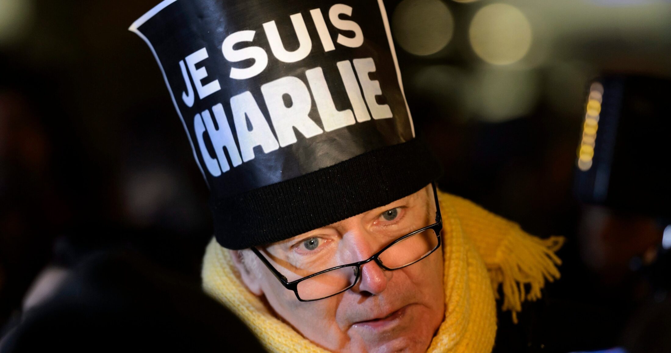 deka-chronia-apo-tin-epithesi-sto-charlie-hebdo-pou-ekane-olous-na-fonaxoun-je-suis-charlie