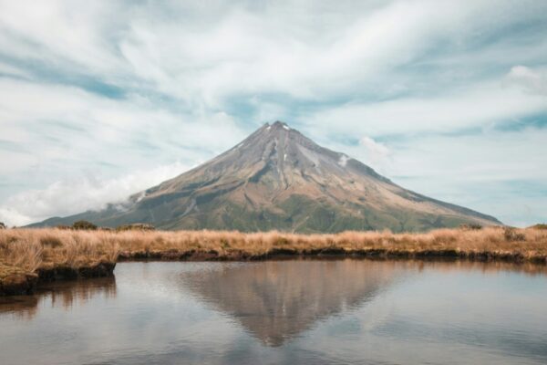 to-vouno-taranaki-mounga-sti-nea-zilandia-echei-pleon-ta-idia-nomika-dikaiomata-me-enan-anthropo