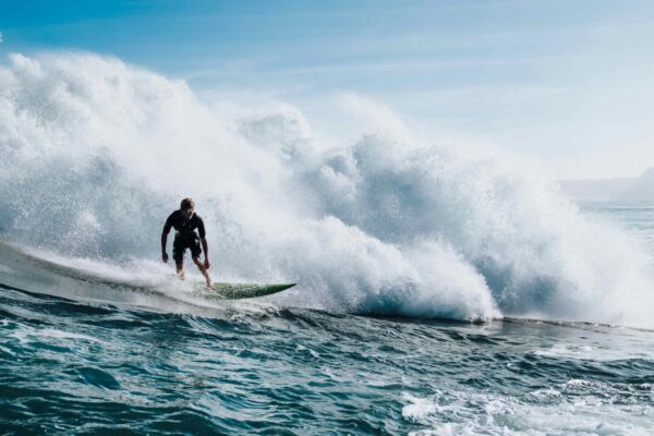 mystiriodis-afros-se-aktes-tis-afstralias-syndeetai-me-arrostous-surfers-kai-nekra-psaria